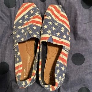 Women’s size 6 Toms shoes